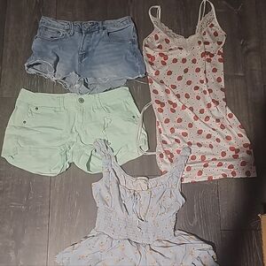 “Cute Summer Bundle 🌸 Dresses + Denim Shorts (S/XS)”